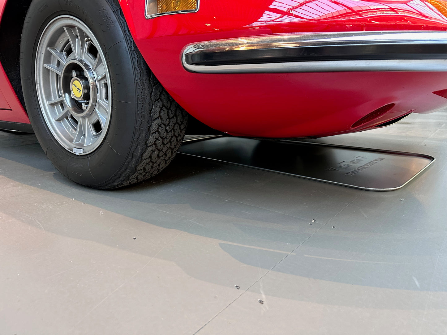 Drypbakke 120x64 cm - Liggende under klassisk bil indenfor i en garage