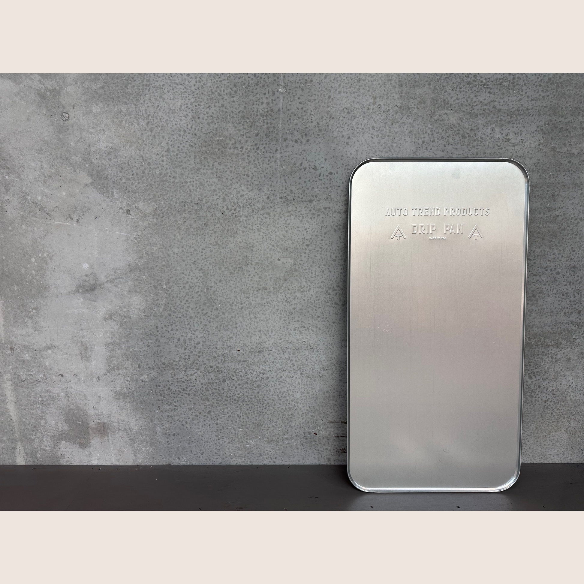 Drypbakke 120x64 cm - Funktionel drypbakke, perfekt til at opbevare klassiske/veteranbiler biler eller andre genstande på en sikker måde.