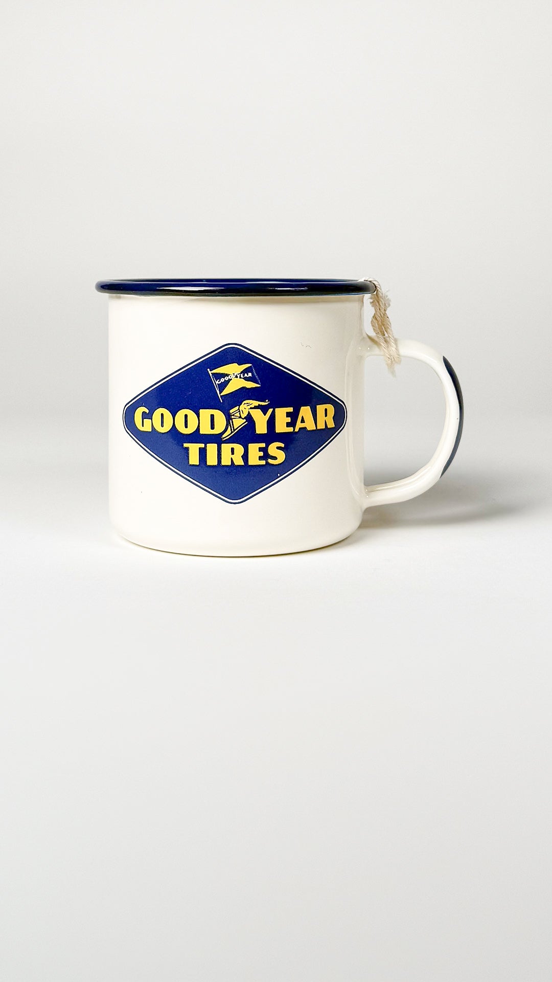 Goodyear krus - Emalje – Retro Goodyear emaljekrus, perfekt til bilentusiaster og samlere.
