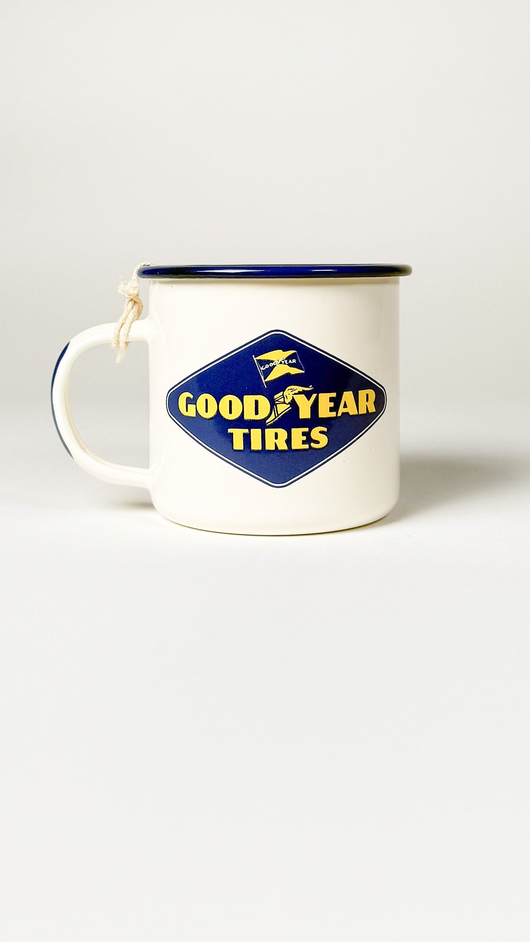 Goodyear krus - Emalje – Retro Goodyear emaljekrus, perfekt til bilentusiaster og samlere.