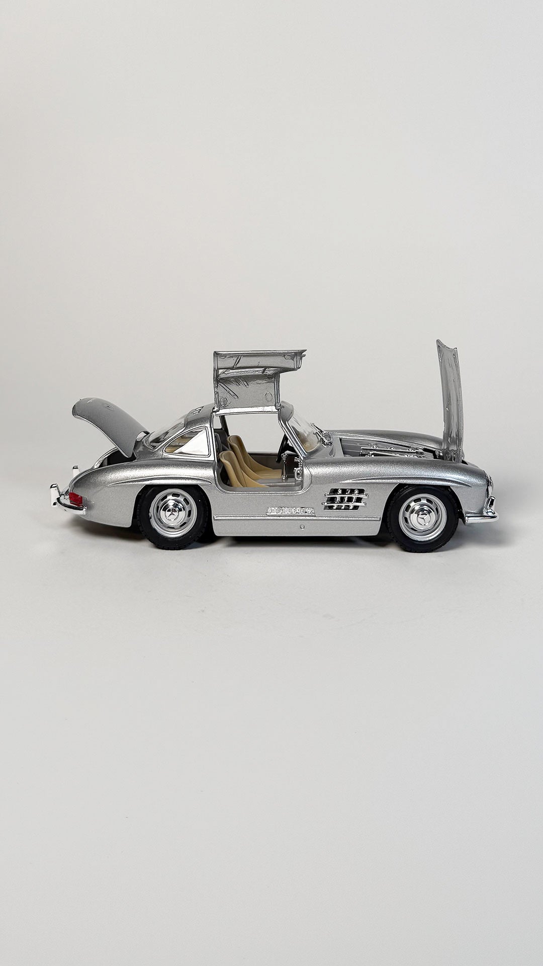 1954 Mercedes 300 SL Coupé 1:24 Scale Model, Gray