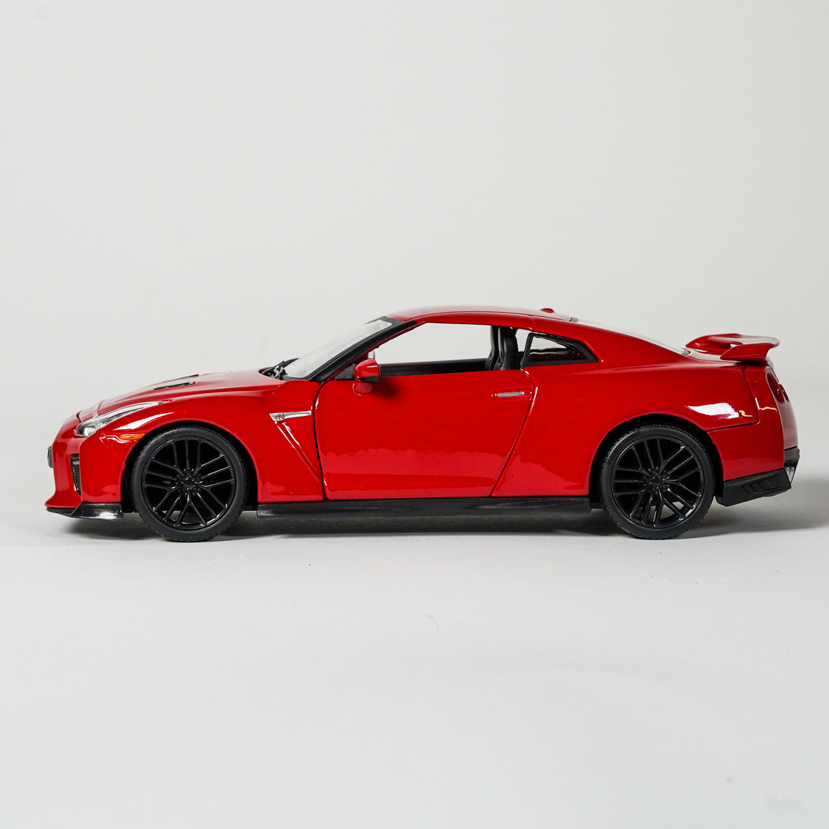 Bburago Nissan GTR 2017 Rød 1:24