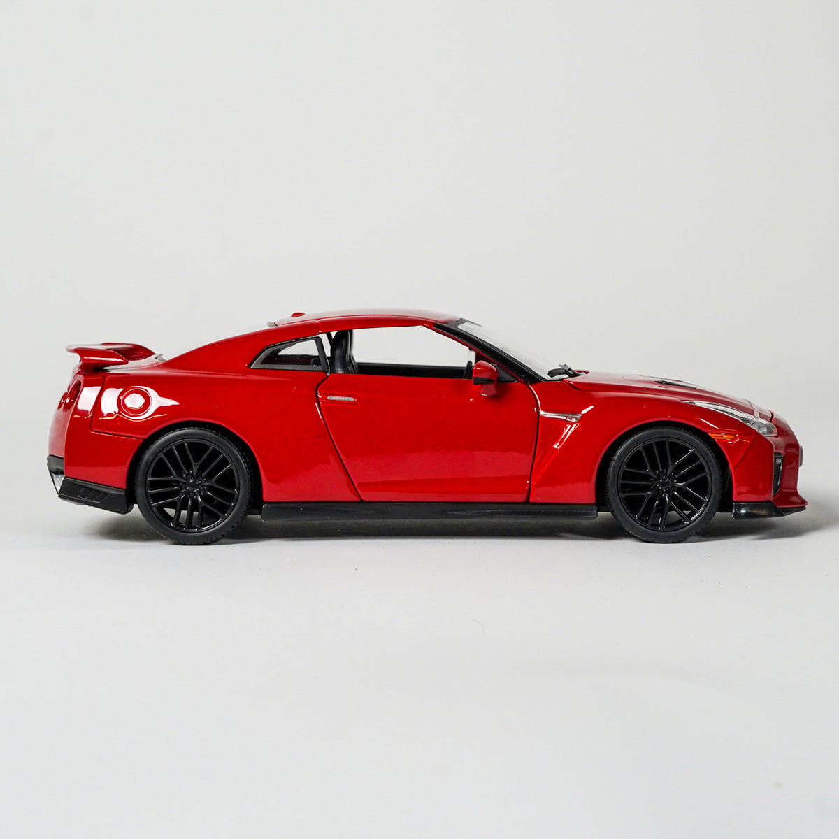 Bburago Nissan GTR 2017 Rød 1:24