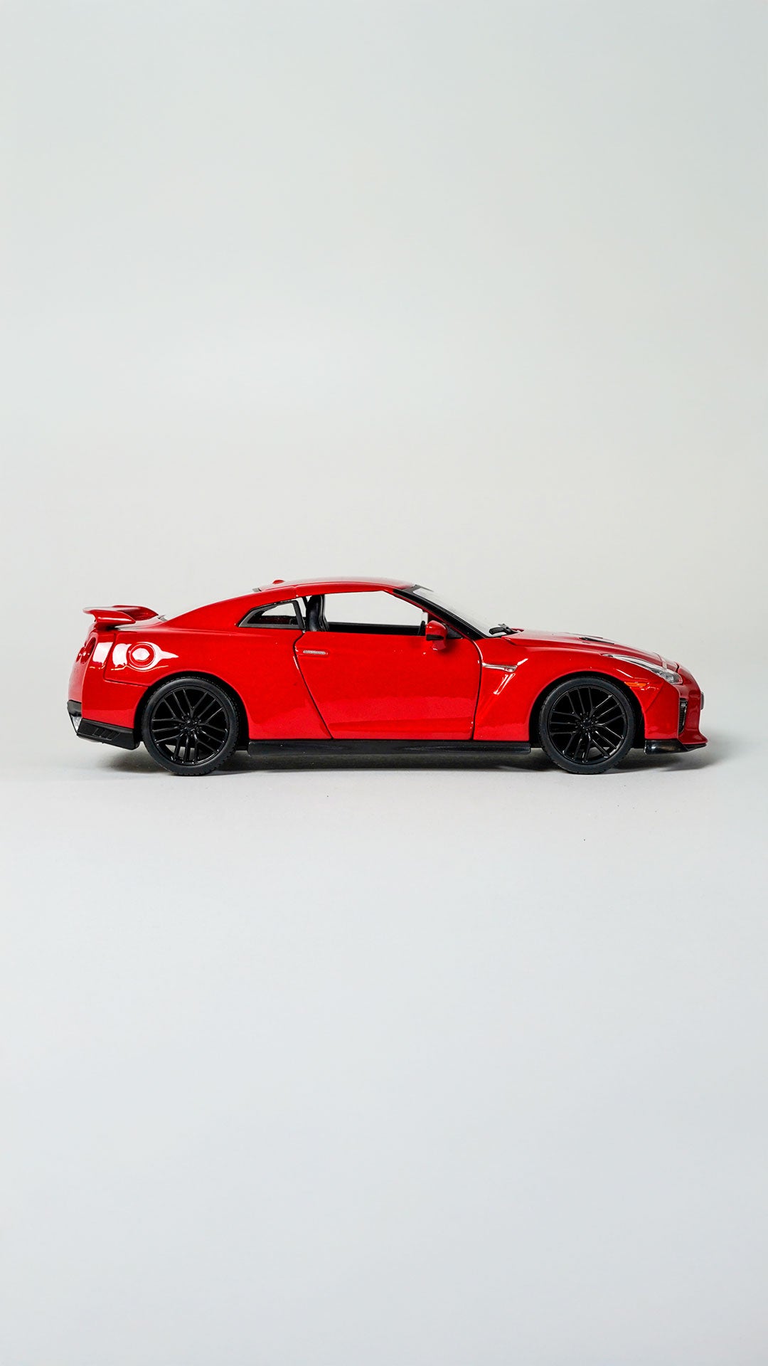 Bburago Nissan GTR 2017 Rød 1:24