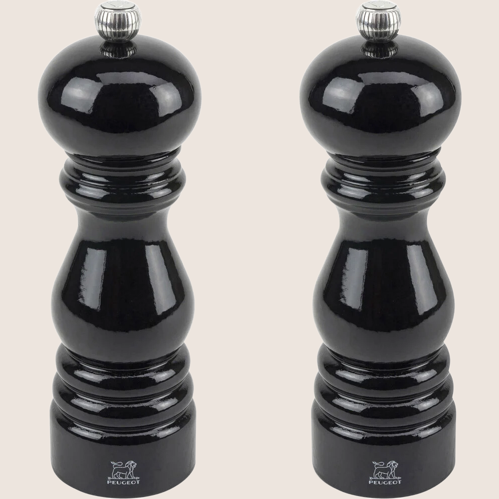 Peugeot Salt/Peber 18 cm Sort Lak – Elegant salt- og peberkværn fra Peugeot i sort lak, tidløst design.