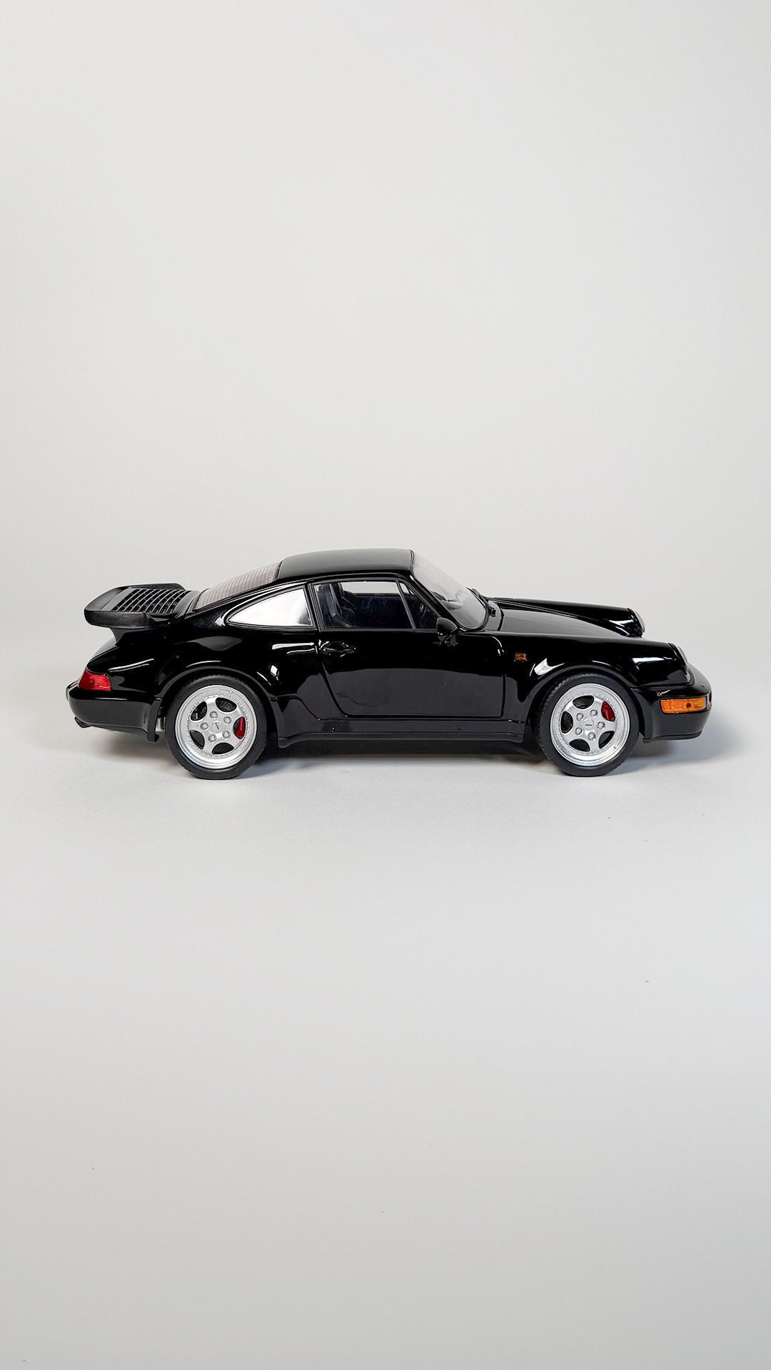 Porsche 911 964 Turbo 1:18 sort modelbil fra NEX Models med klassisk 911 design