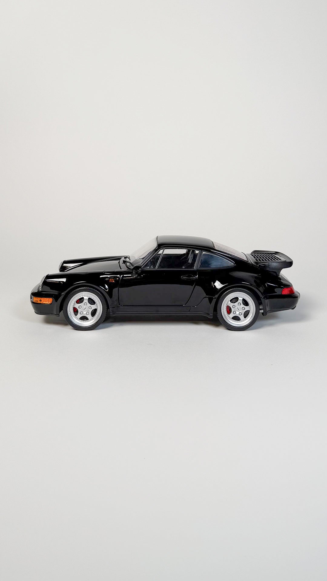 Porsche 911 964 Turbo 1:18 sort modelbil fra NEX Models med klassisk 911 design
