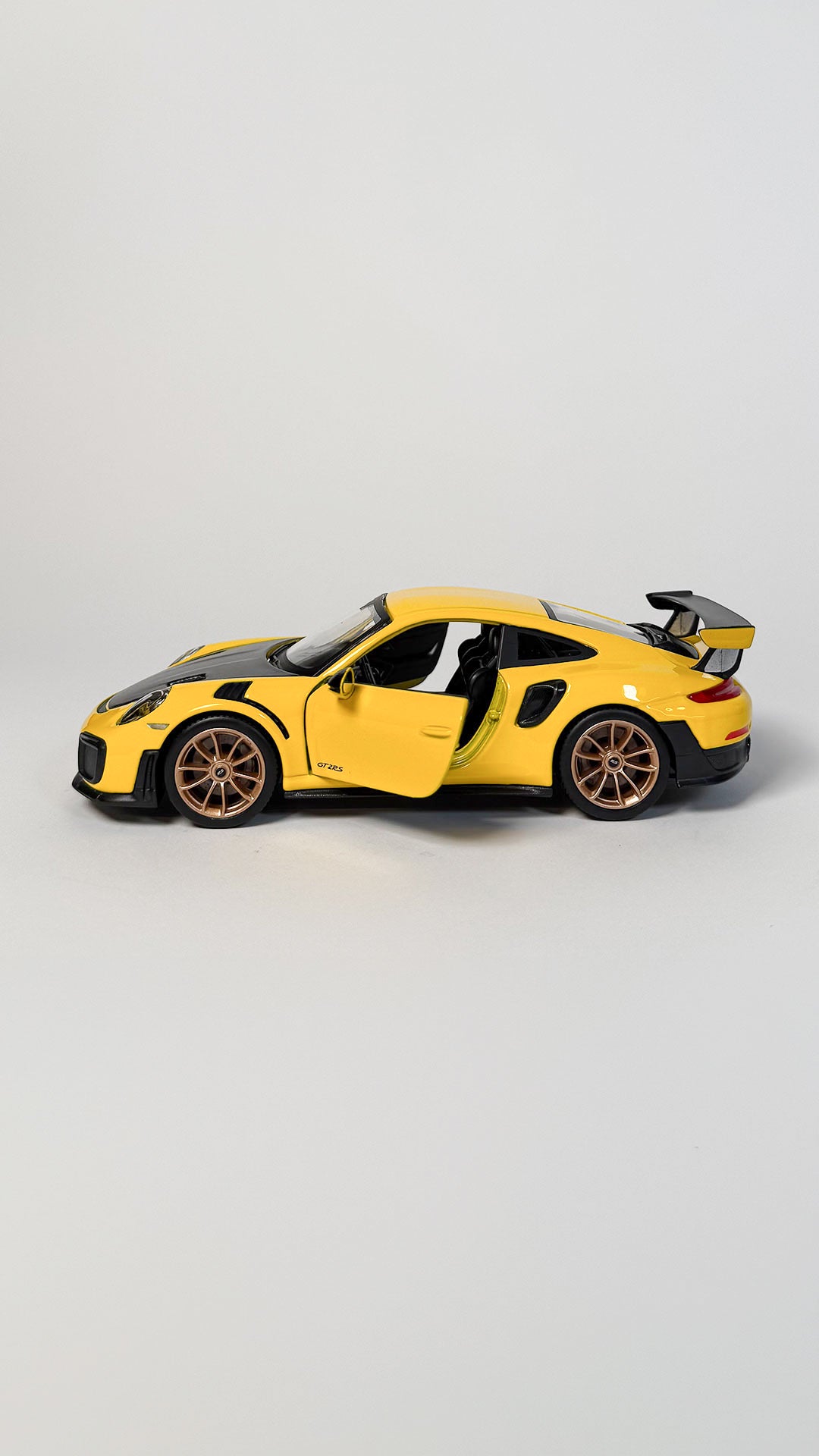 Porsche 911 GT2 RS 1:24