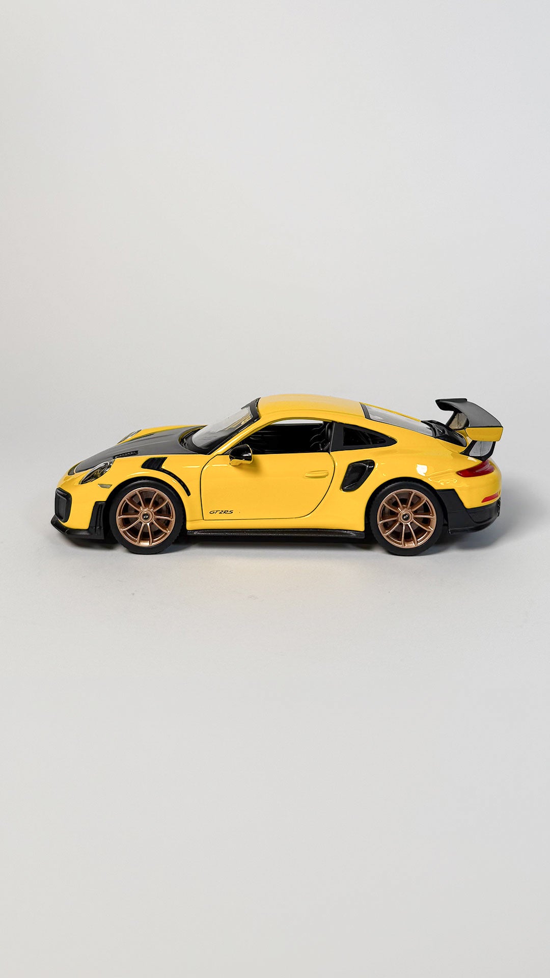 Porsche 911 GT2 RS 1:24