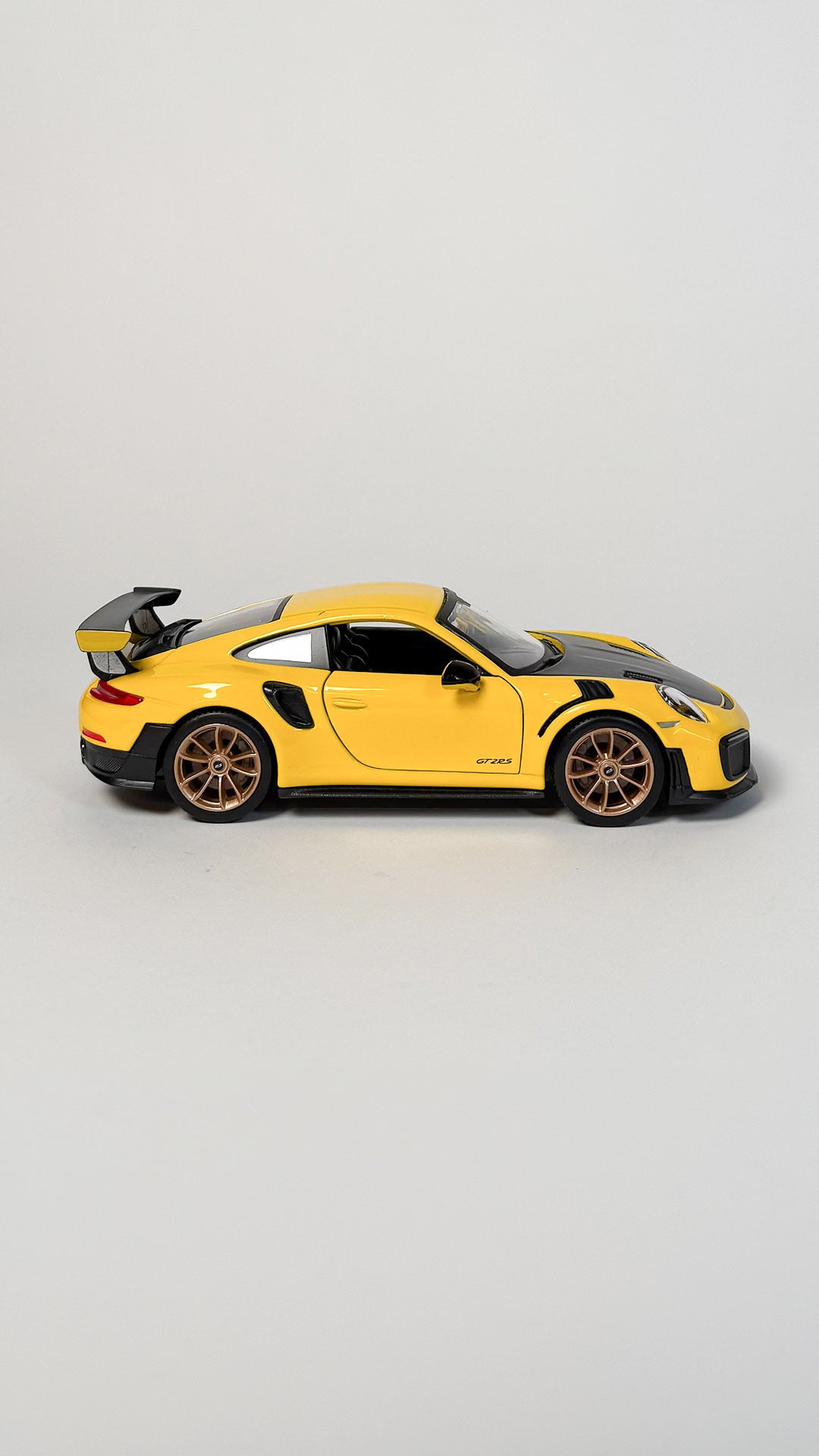 Porsche 911 GT2 RS 1:24