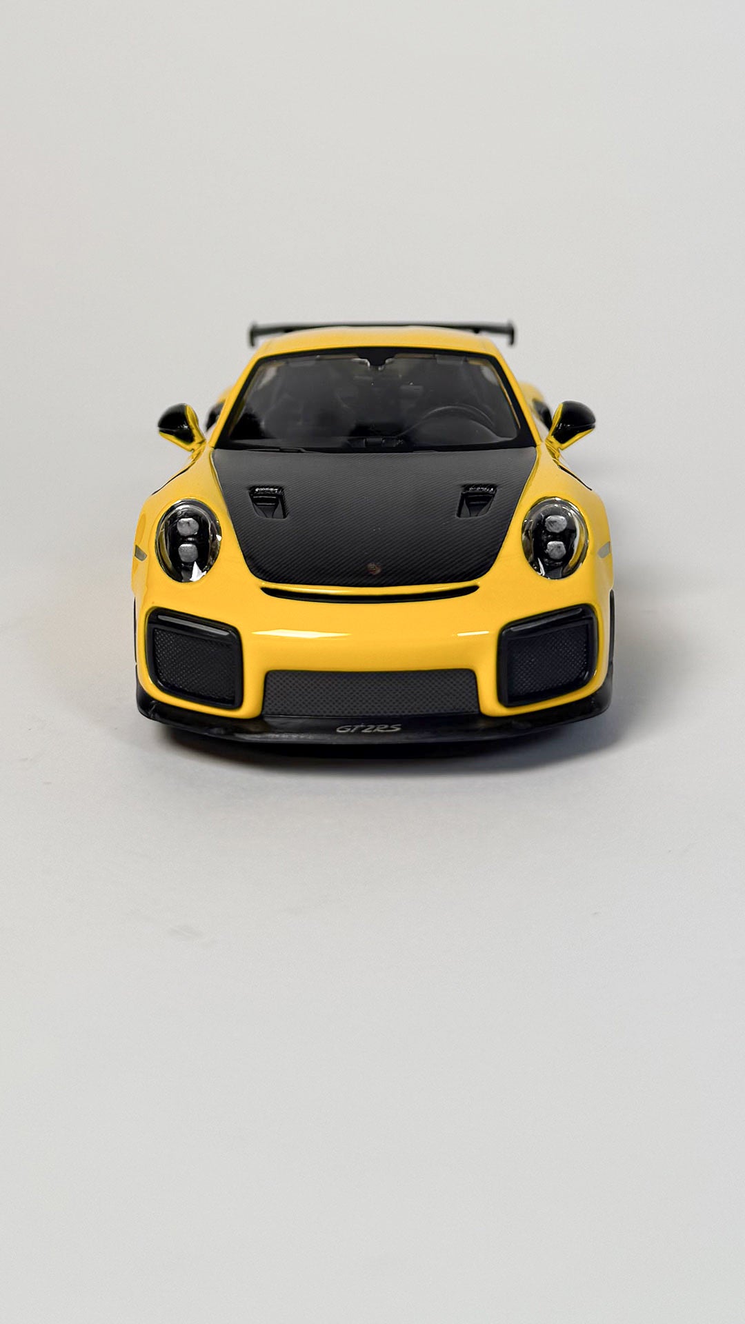Porsche 911 GT2 RS 1:24