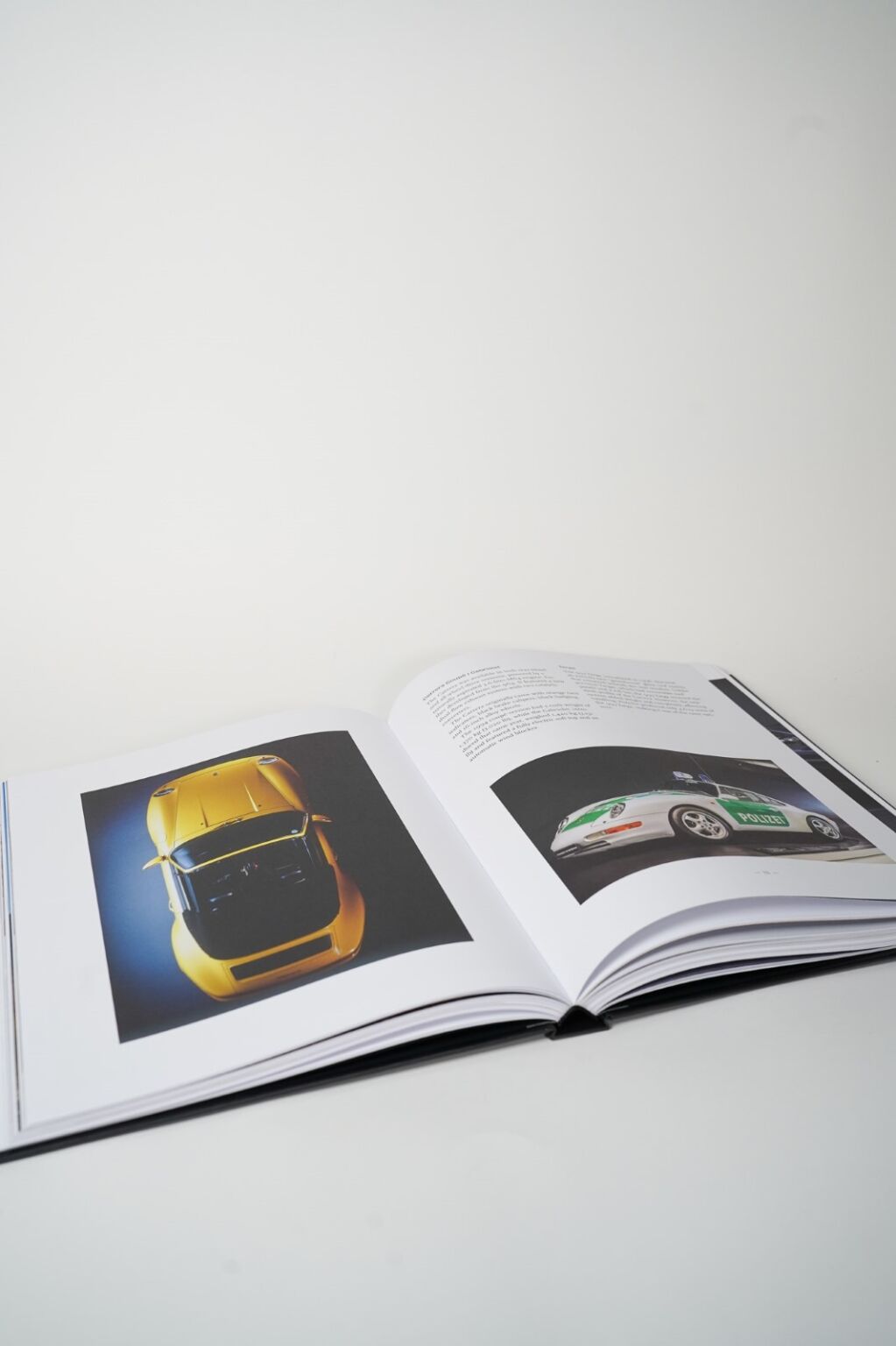 Bog “Porsche 911: Icons of Excellence” med billeder og information om klassiske og moderne Porsche 911-modeller