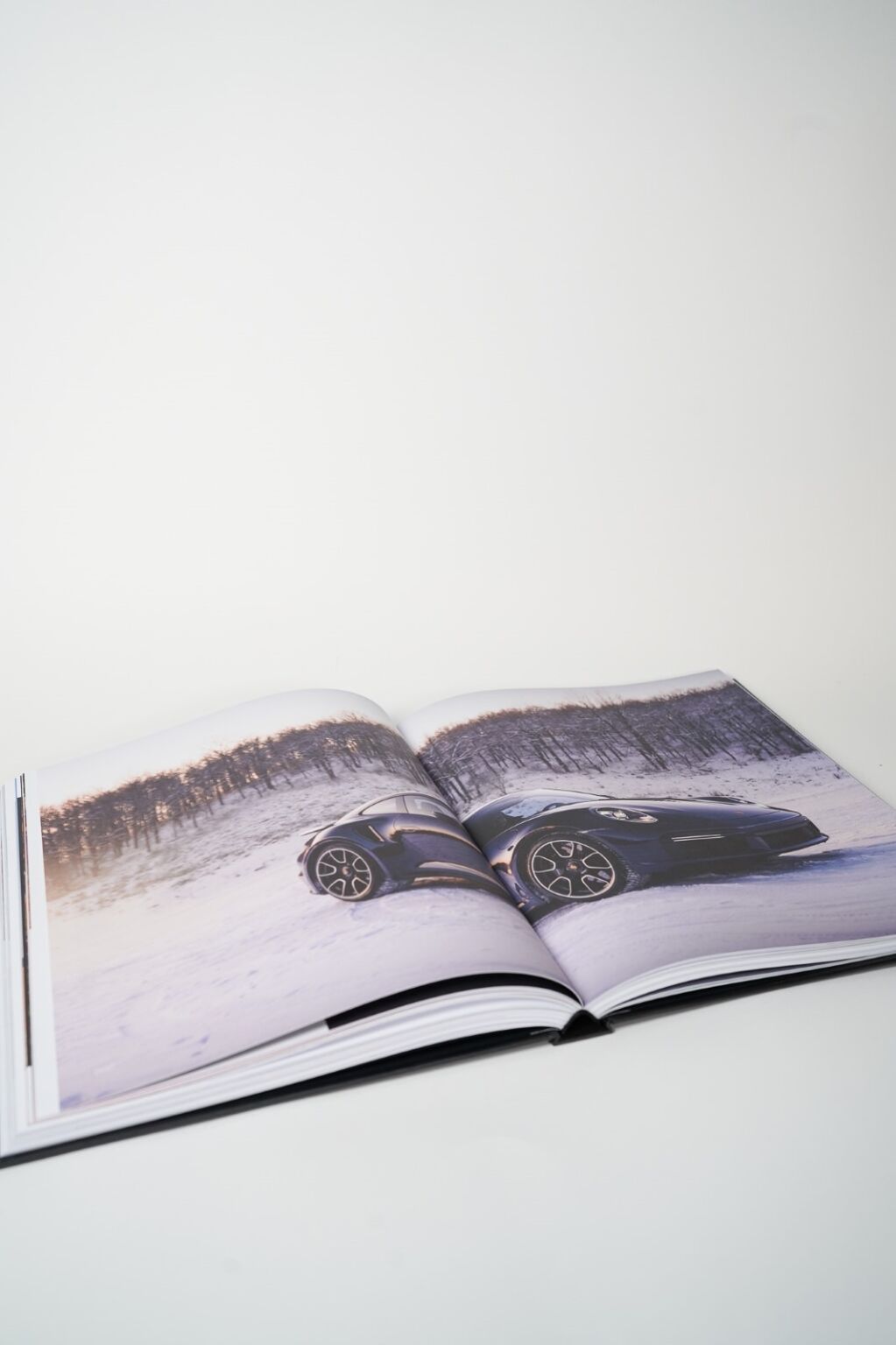 Bog “Porsche 911: Icons of Excellence” med billeder og information om klassiske og moderne Porsche 911-modeller