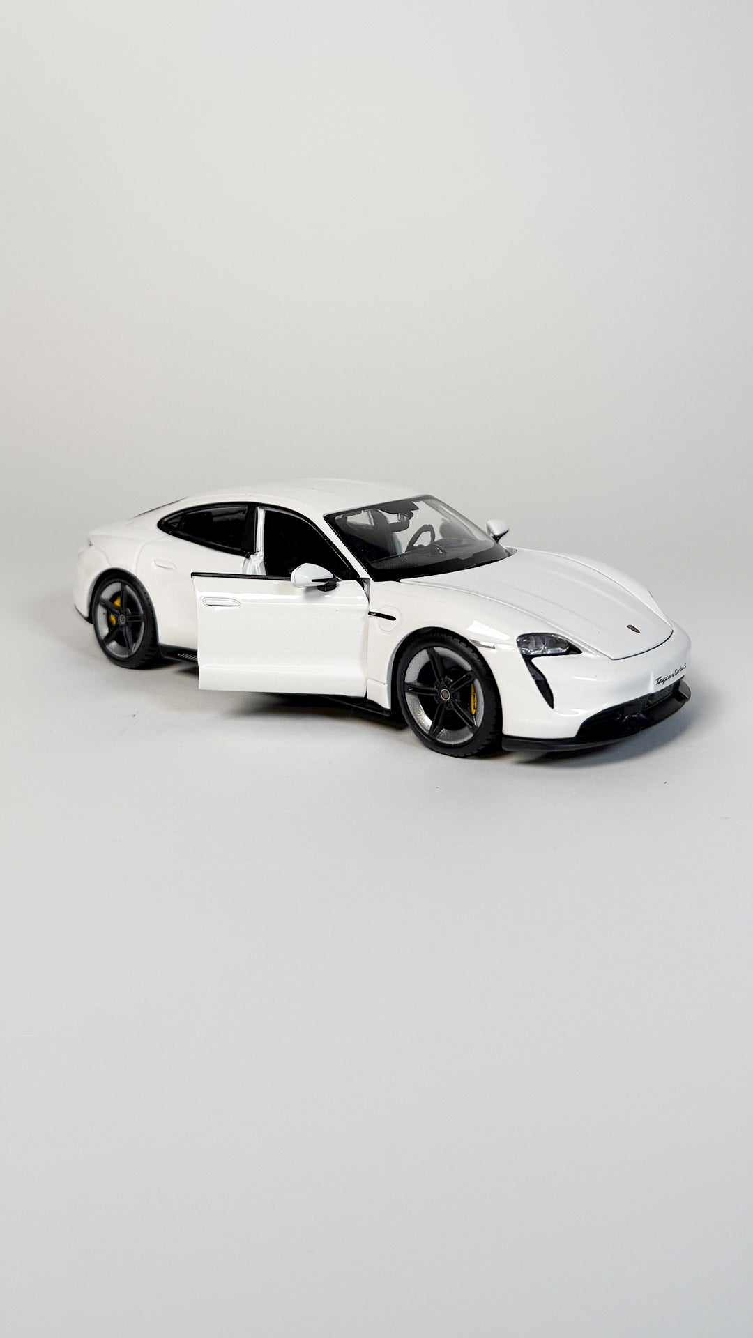 Porsche Taycan Turbo S 1:24 Hvid