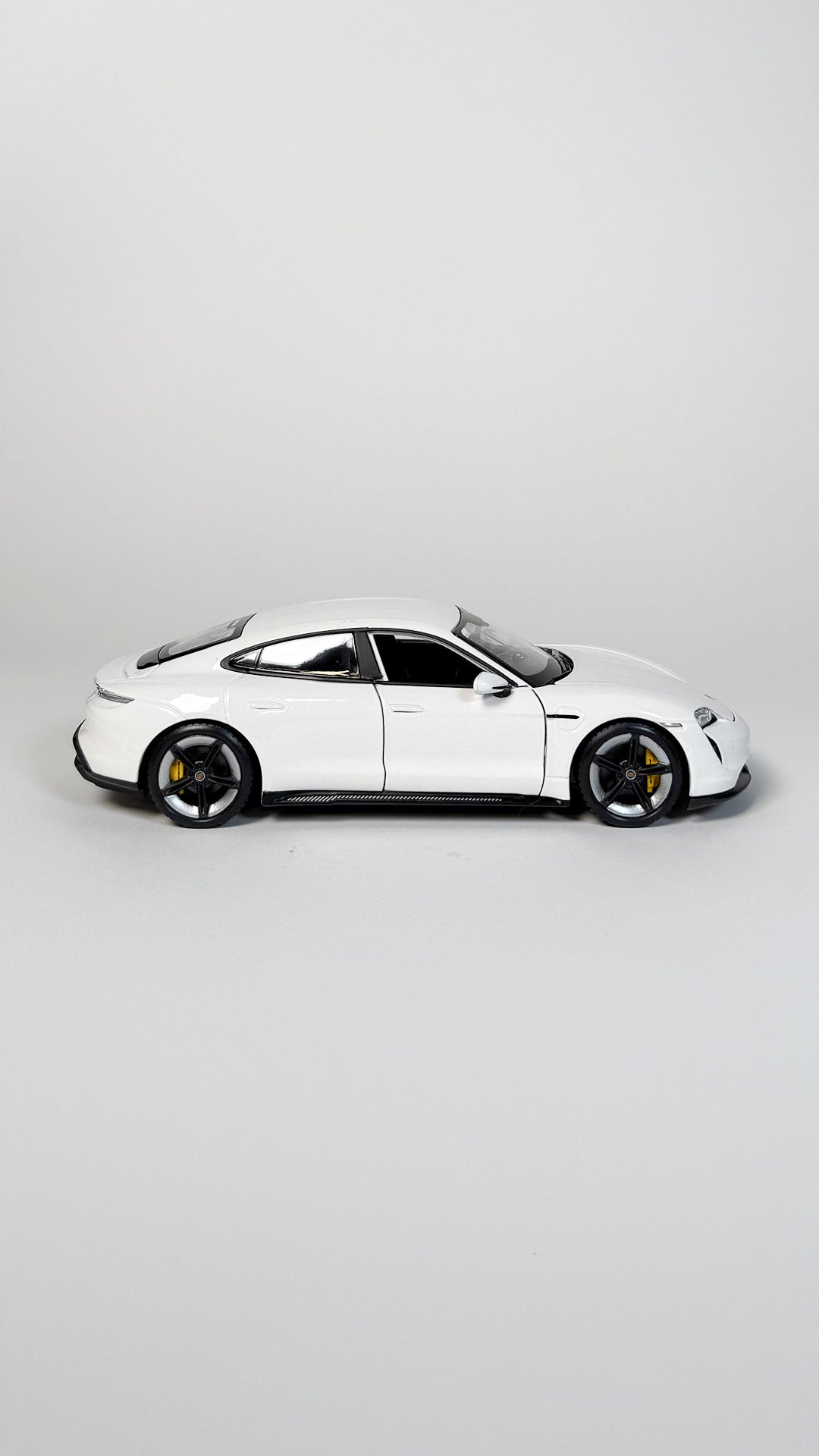 Porsche Taycan Turbo S 1:24 Hvid