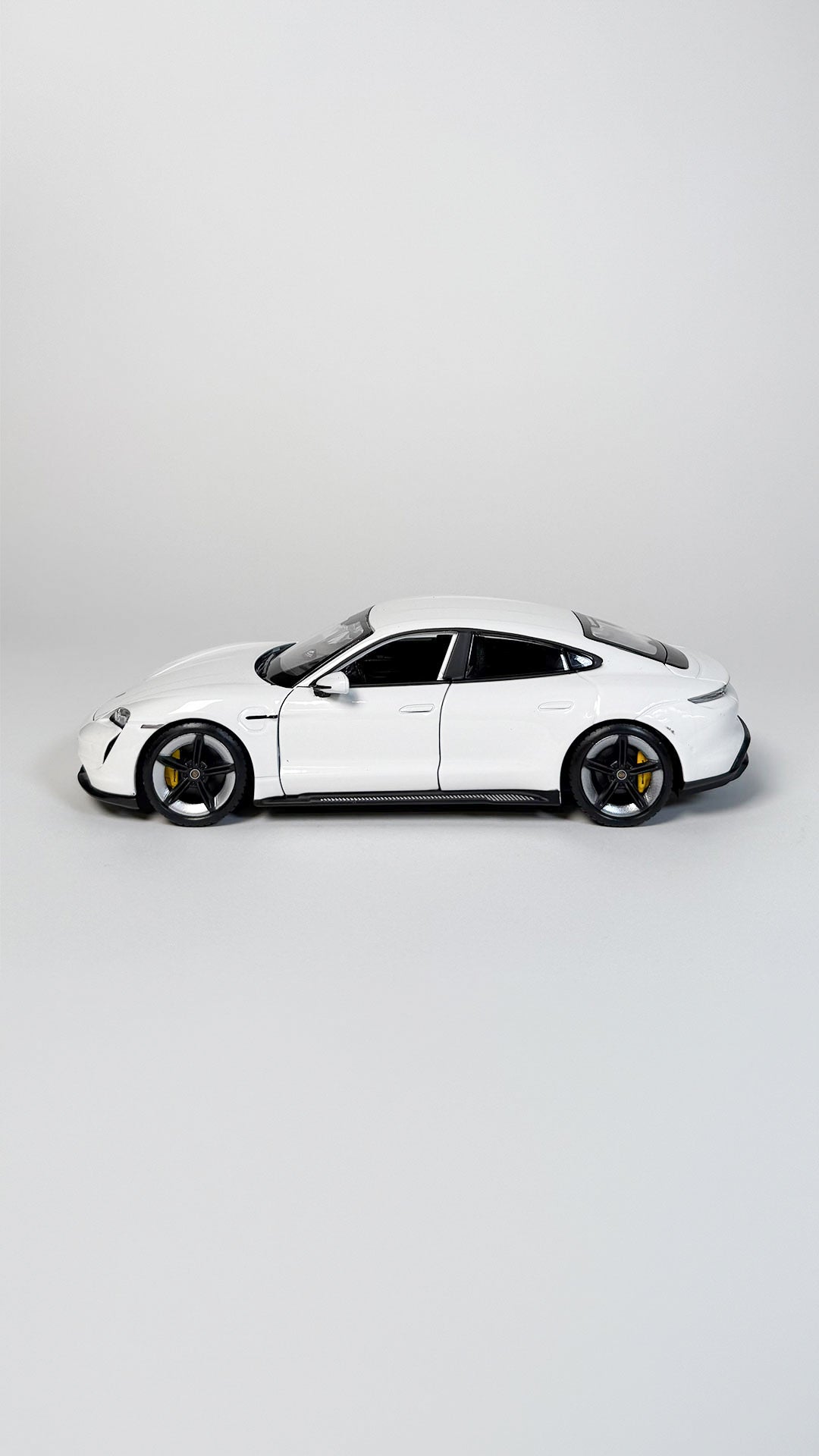 Porsche Taycan Turbo S 1:24 Hvid