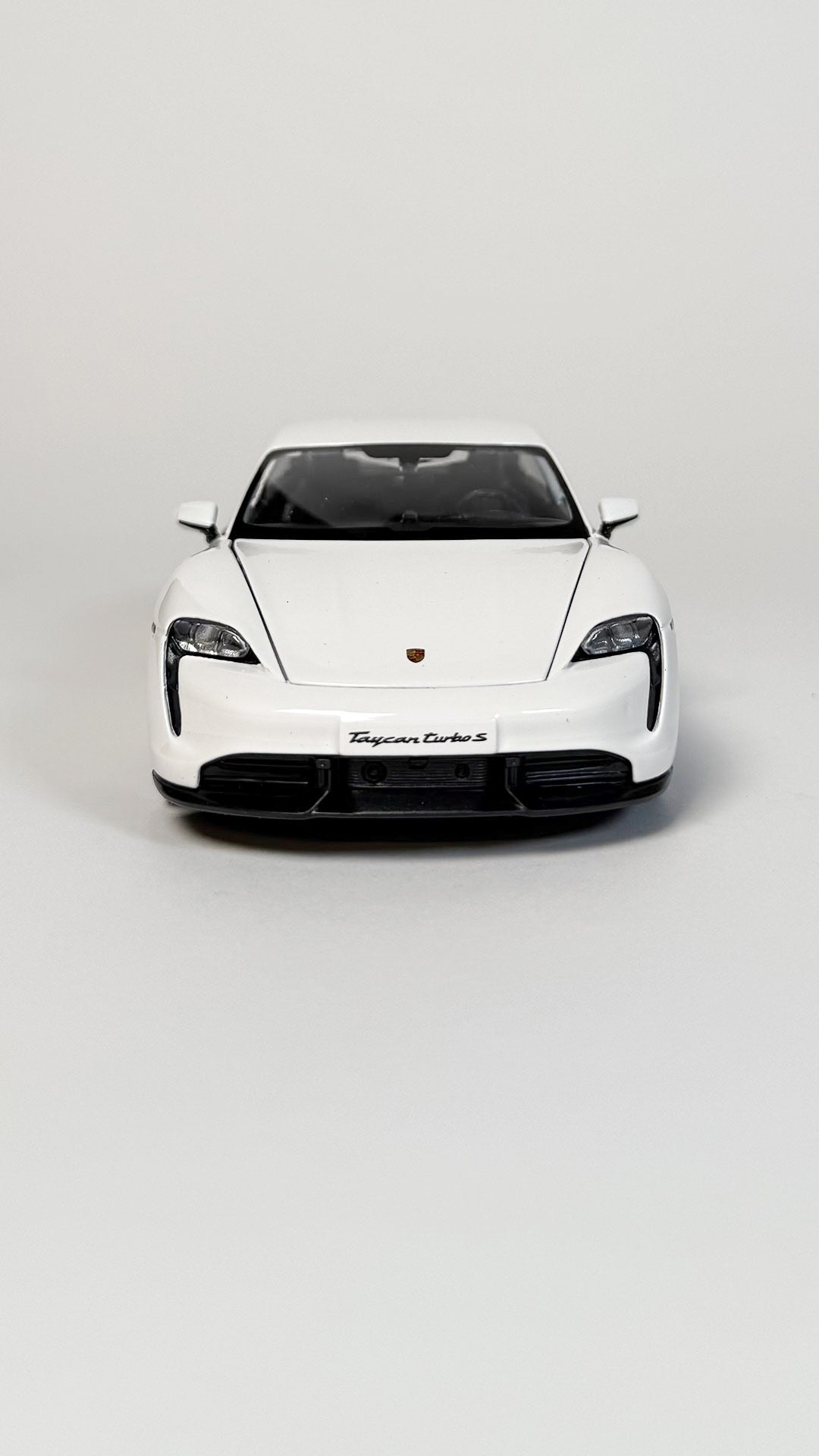 Porsche Taycan Turbo S 1:24 Hvid