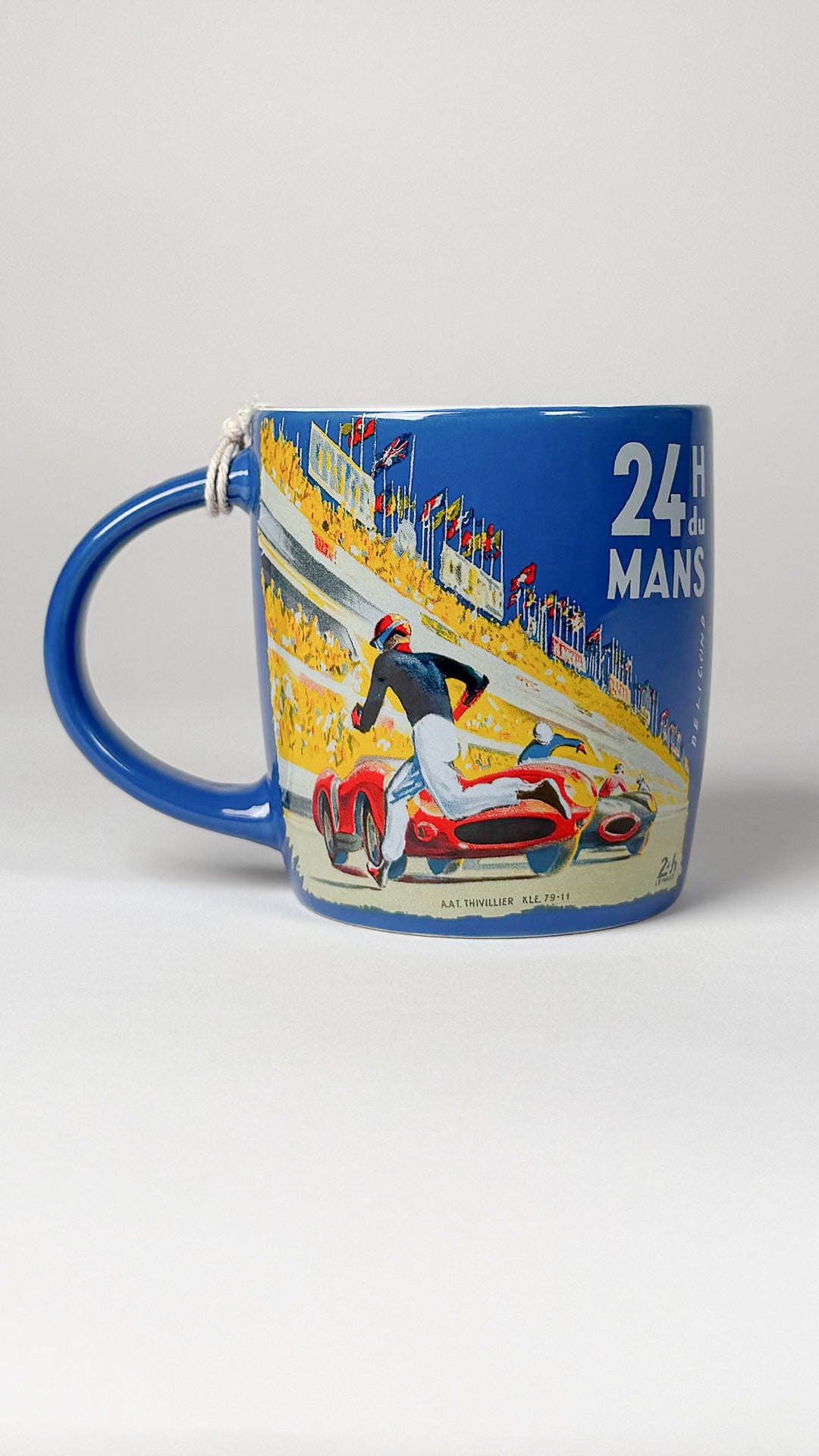 24 Du Mans Racing Poster Blue Krus – Blåt krus med klassisk 24-timers Le Mans racingplakatmotiv. Perfekt til motorsportsfans og samlere.