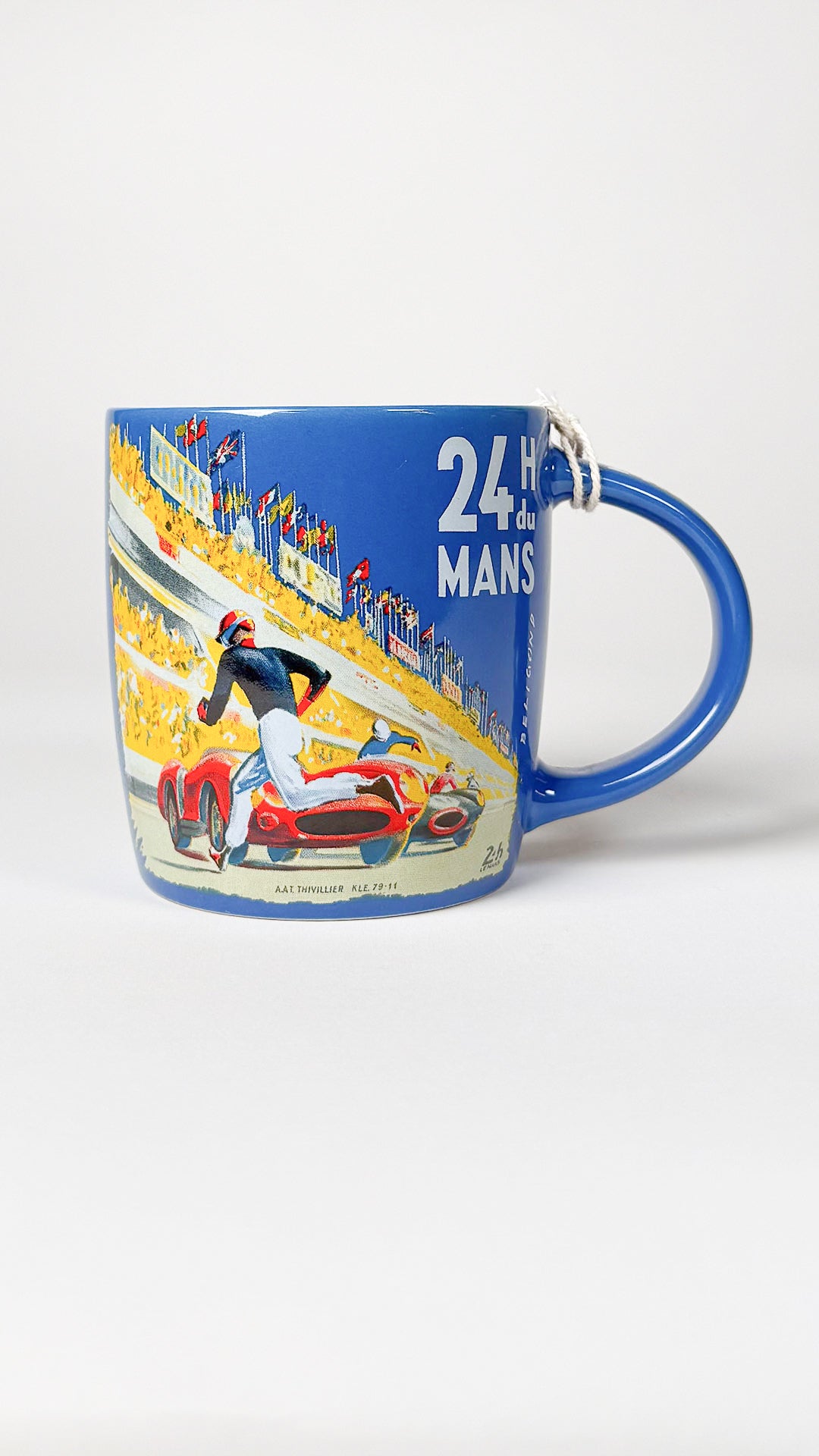 24 Du Mans Racing Poster Blue Krus – Blåt krus med klassisk 24-timers Le Mans racingplakatmotiv. Perfekt til motorsportsfans og samlere.
