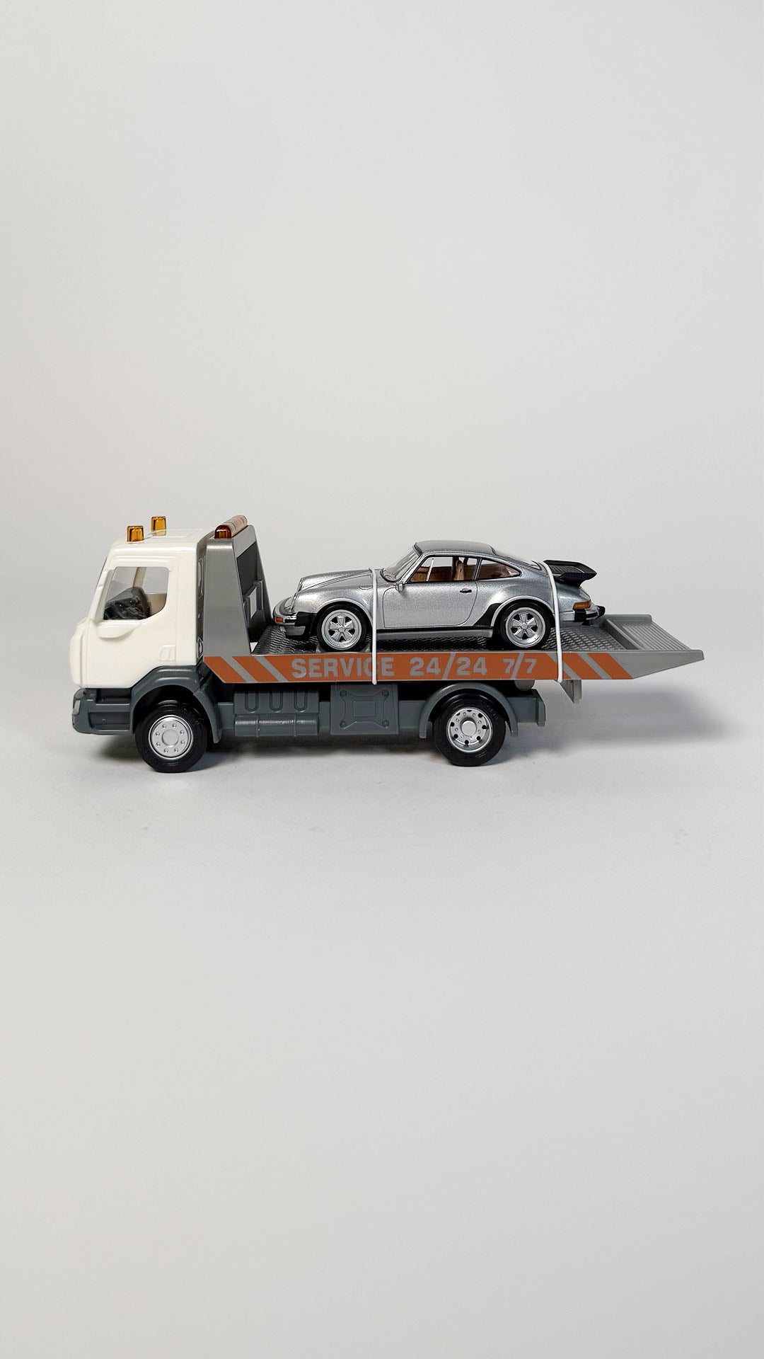 Renault Trucks D Dépanneuse et 911 Turbo 1:43