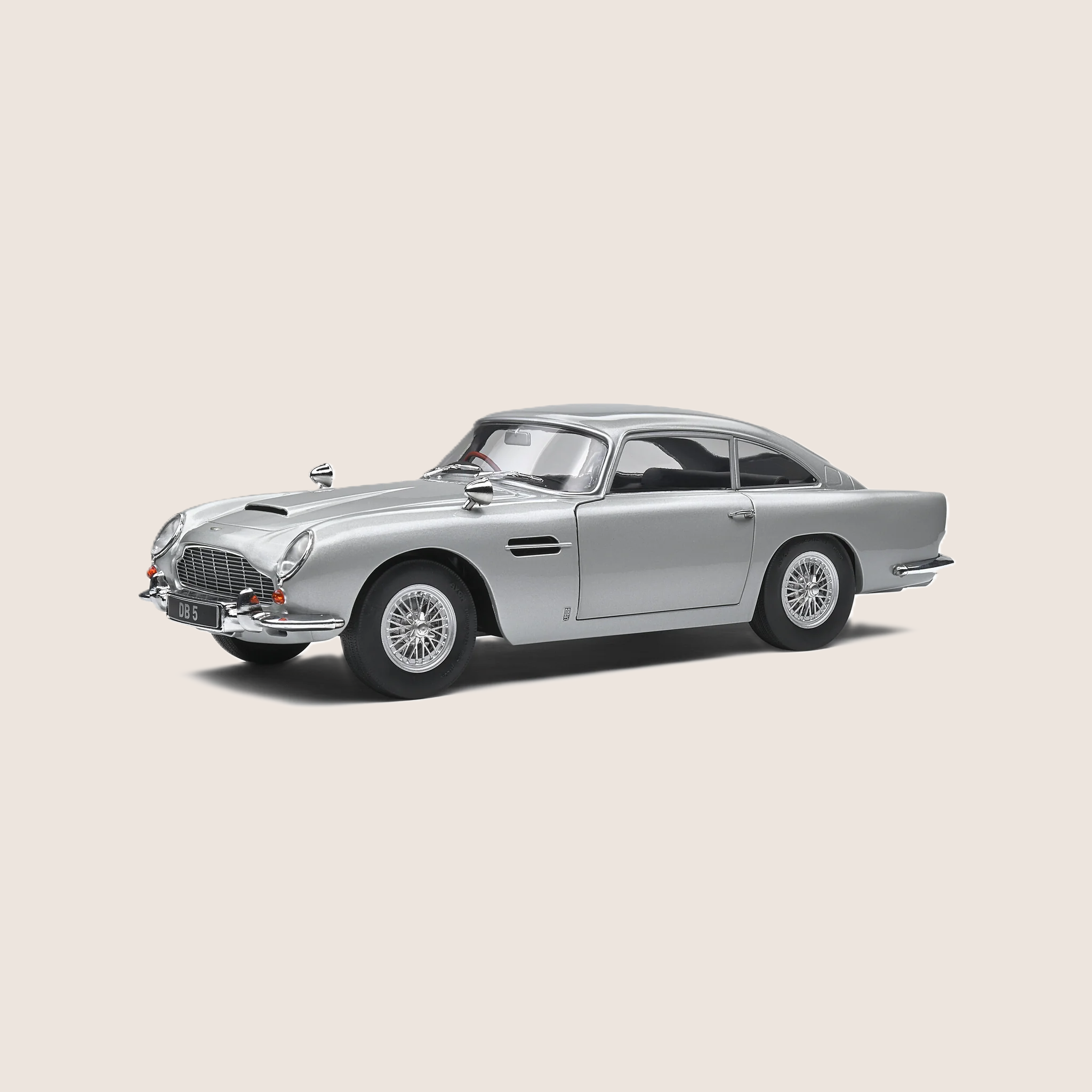 Aston Martin DB5 1964 Silver Birch 1:18 modelbil fra Solido med klassisk design
