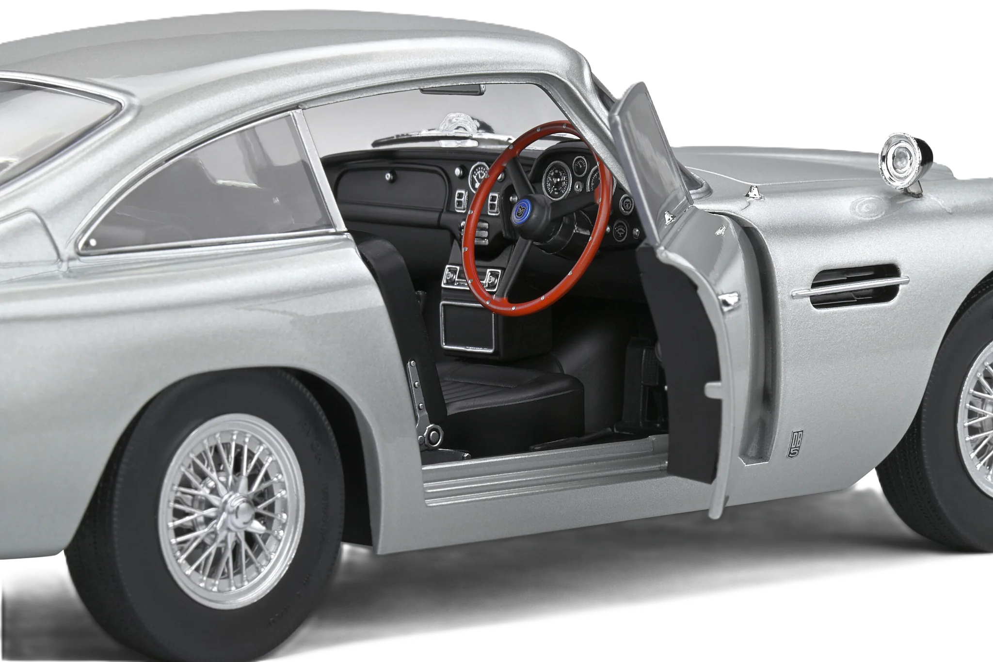 Aston Martin DB5 1964 Silver Birch 1:18 modelbil fra Solido med klassisk design