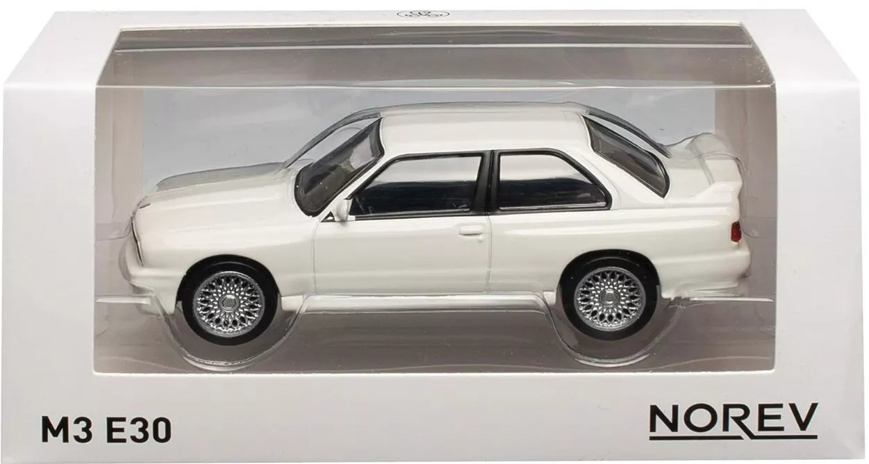 Norev 1:43 BMW E30 M3 1987 i hvid med klassiske motorsportslinjer