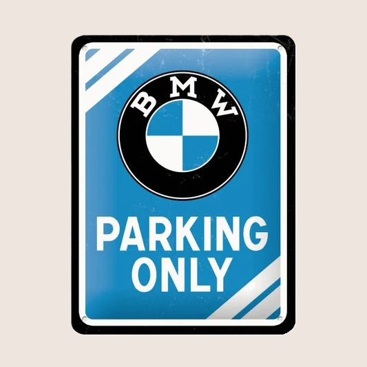 BMW Parking Only Tin Sign 15x20 cm – Sjovt retro metalskilt med BMW-logo og parkeringstekst. Ideelt til garage, carport eller som gave til BMW-entusiaster.