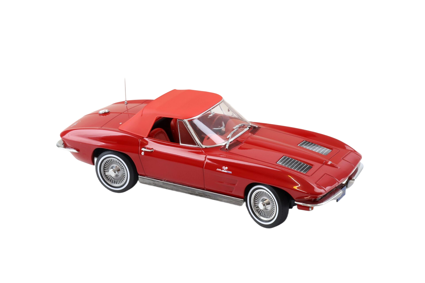 Chevrolet Corvette Stingray Cabriolet 1963 1:18 model i Riverside Red fra Norev med detaljeret karrosseri og realistisk interiør