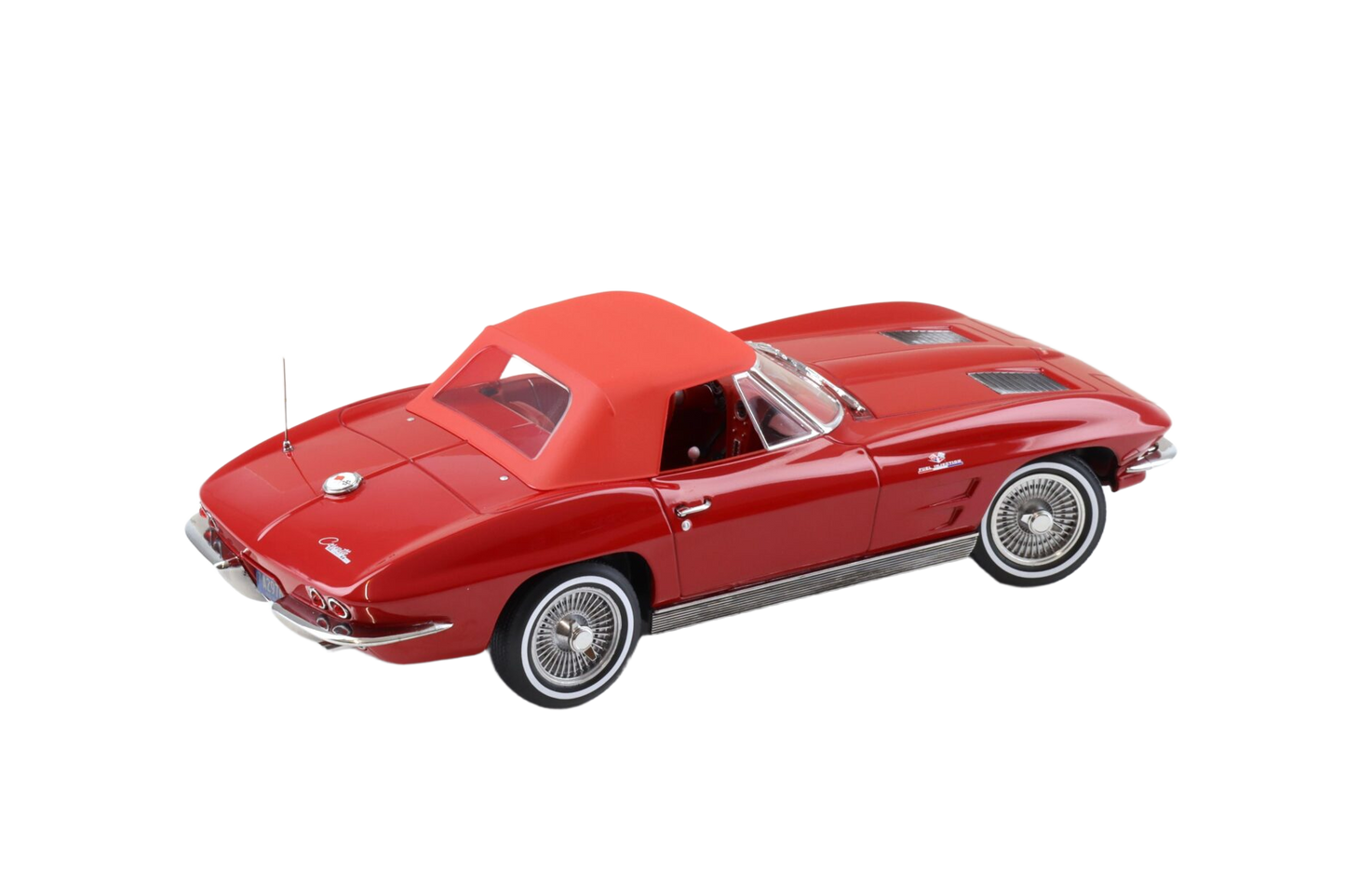 Chevrolet Corvette Stingray Cabriolet 1963 1:18 model i Riverside Red fra Norev med detaljeret karrosseri og realistisk interiør