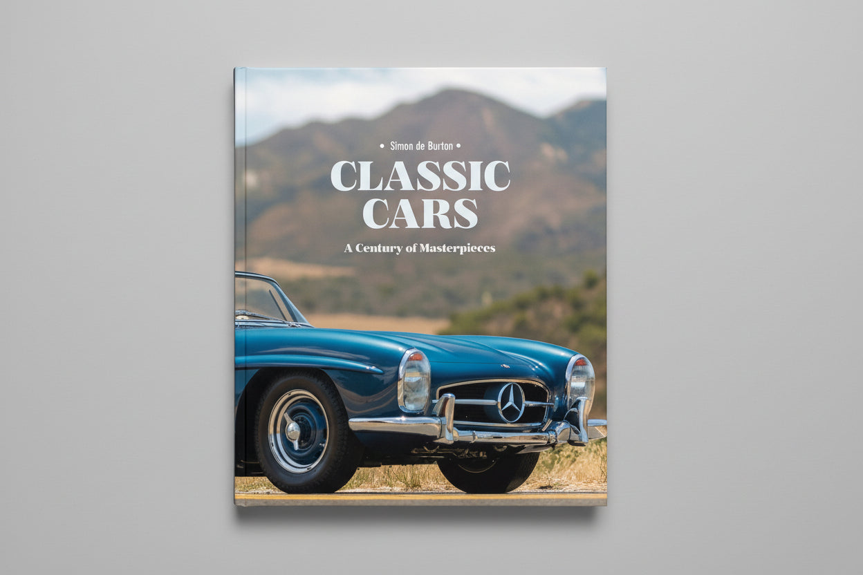 Classic Cars: A Century of Masterpieces af Simon de Burton, hardcover bog med historik og fotografier af ikoniske klassiske biler