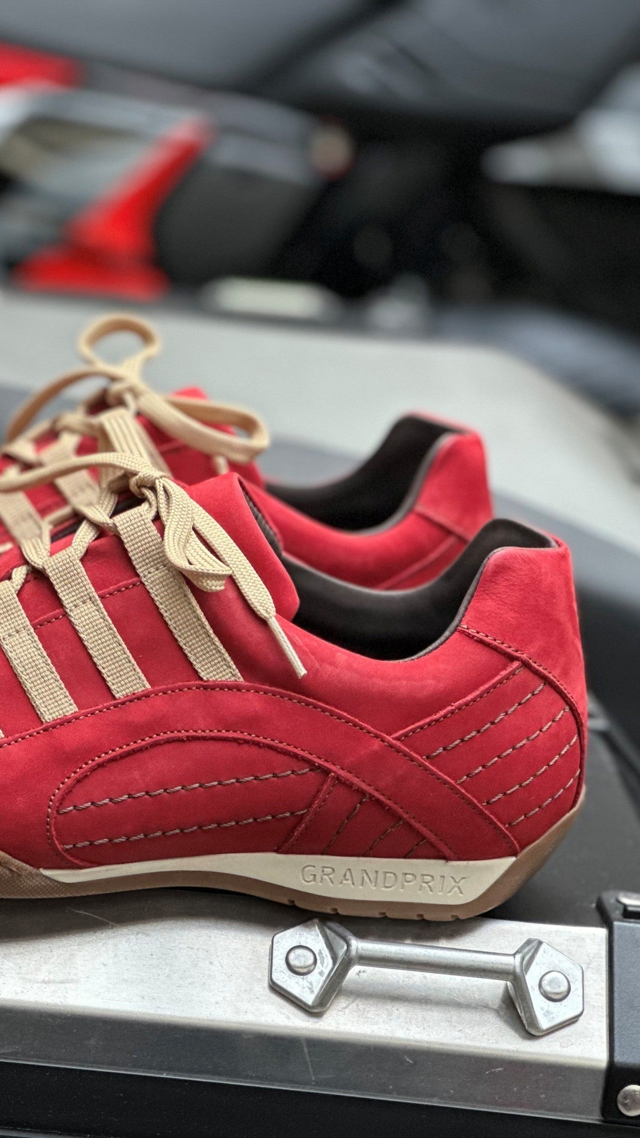 Røde Grandprix Originals Corsa Rosso sneakers i læder med dækmønstret sål og sporty design – inspireret af klassisk motorsport.