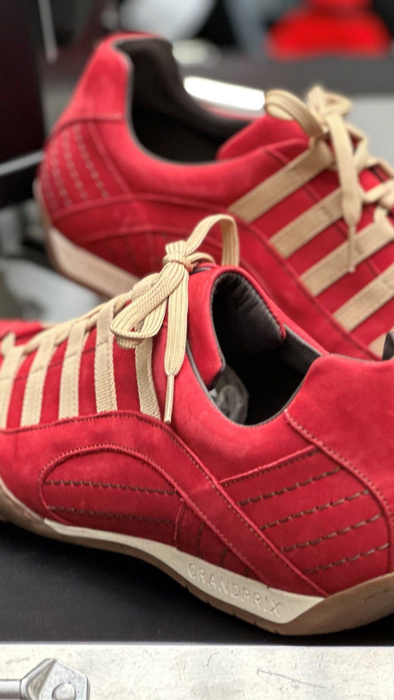 Røde Grandprix Originals Corsa Rosso sneakers i læder med dækmønstret sål og sporty design – inspireret af klassisk motorsport.