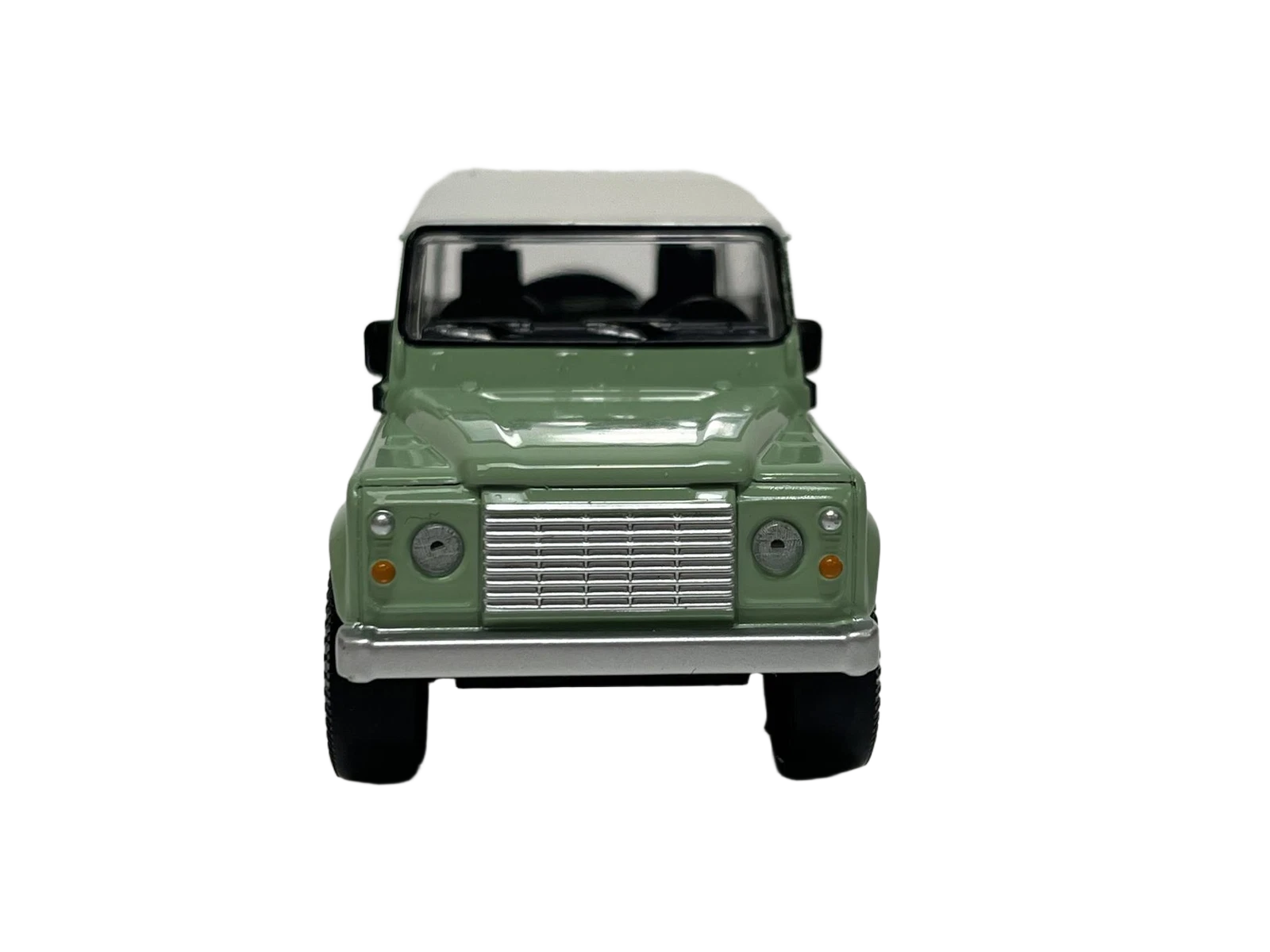 Land Rover Defender 1:43 – Præcist udført model af den robuste Land Rover Defender i skala 1:43 fra Norev. Perfekt til fans af terrængående køretøjer og samlere af klassiske 4x4-biler.