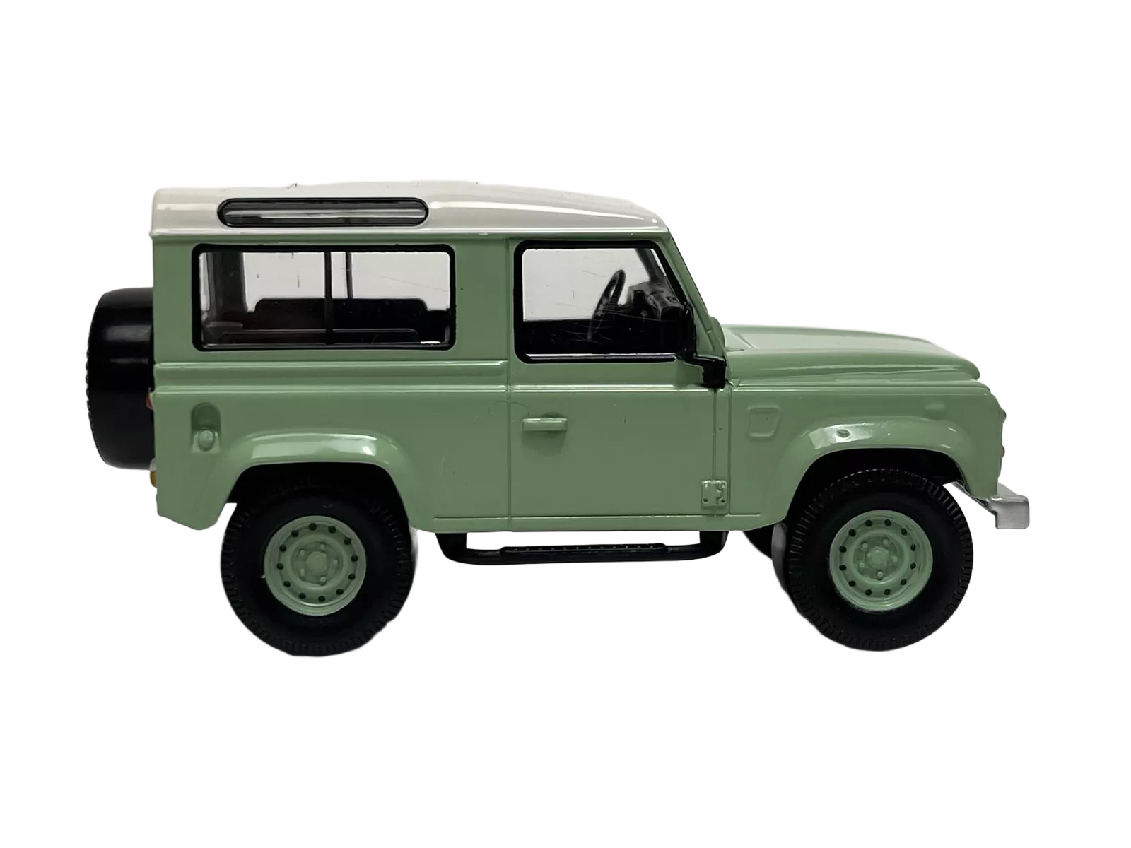 Land Rover Defender 1:43 – Præcist udført model af den robuste Land Rover Defender i skala 1:43 fra Norev. Perfekt til fans af terrængående køretøjer og samlere af klassiske 4x4-biler.