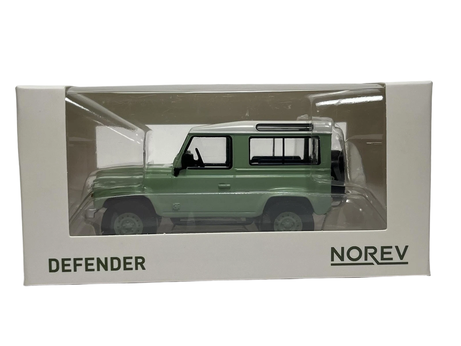 Land Rover Defender 1:43 – Præcist udført model af den robuste Land Rover Defender i skala 1:43 fra Norev. Perfekt til fans af terrængående køretøjer og samlere af klassiske 4x4-biler.