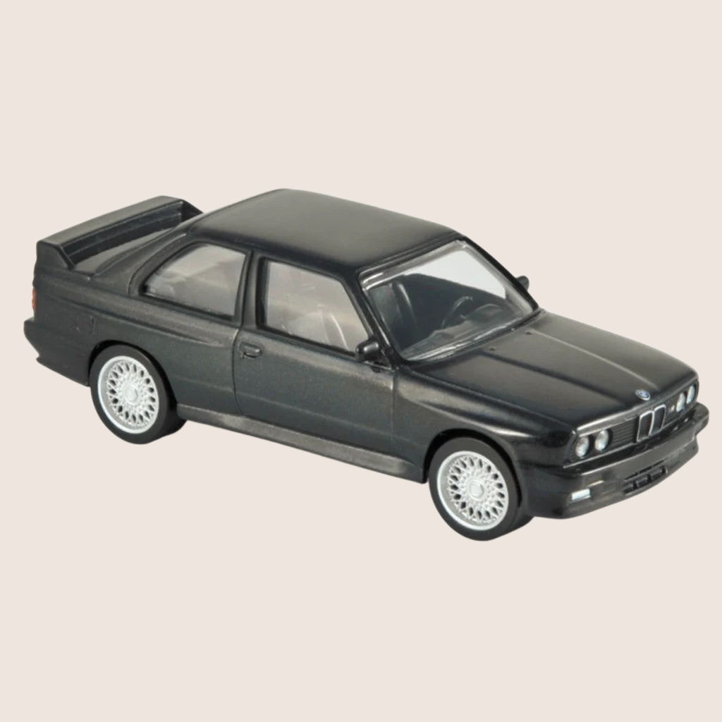 BMW M3 E30 Norev (1:43) – Detaljeret model af BMW M3 E30 fra Norev i 1:43 skala.