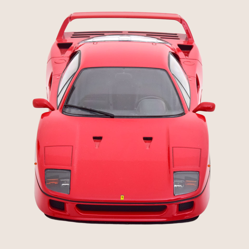 Ferrari F40 1:18 – Detaljeret model af den legendariske Ferrari F40 i skala 1:18. En ikonisk superbil med præcise detaljer og autentisk design. Perfekt til Ferrari-entusiaster og samlere.