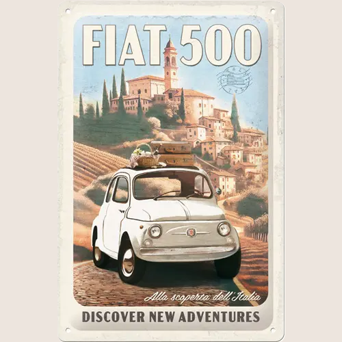 FIAT 500 “Discover New Adventures” Metalskilt 20×30 cm fra Nostalgic Art – dekorativ metalplade med FIAT 500 og rejseslogan, ideel til garage eller retro-inspireret indretning.