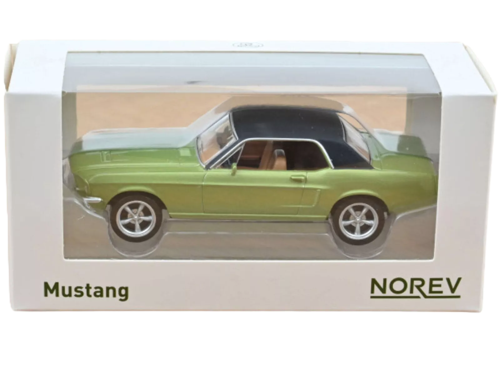 Ford Mustang Lysegrøn 1:43 Norev – Detaljeret modelbil i skala 1:43 med autentisk lysegrøn lakering og klassisk Mustang-design, ideel til samlere.