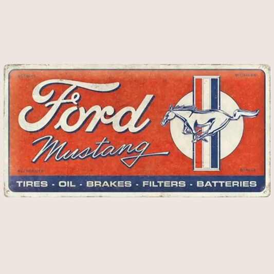 Ford Mustang Horse and Stripes Logo Red Tin Sign 25x50 cm – Aflangt retro metalskilt med ikonisk Mustang-logo og striber i rød design. Ideel til garage, værksted eller som gave til bilentusiaster.
