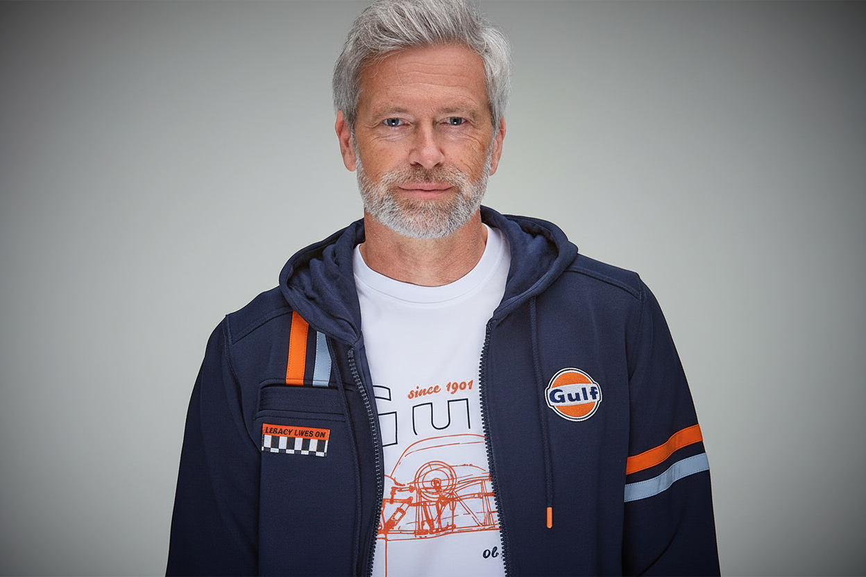 Gulf Hybrid Hoody Navy fra GrandPrix Originals med racing-striber og broderet Gulf-logo