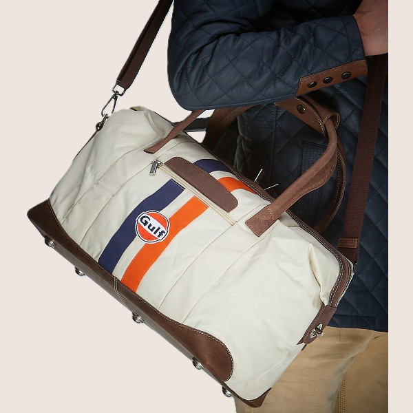 Gulf Leather Travelbag Light Beige Large – Stor og rummelig rejsetaske i lys beige læder med ikoniske Gulf-detaljer. Ideel til længere rejser med både stil og funktionalitet.