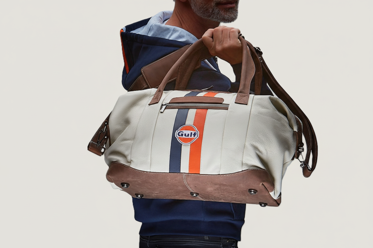 Gulf Leather Travelbag Light Beige Medium – Eksklusiv rejsetaske i lys beige læder med klassiske Gulf-detaljer. Perfekt størrelse til weekendture og stilfuld rejsebrug.
