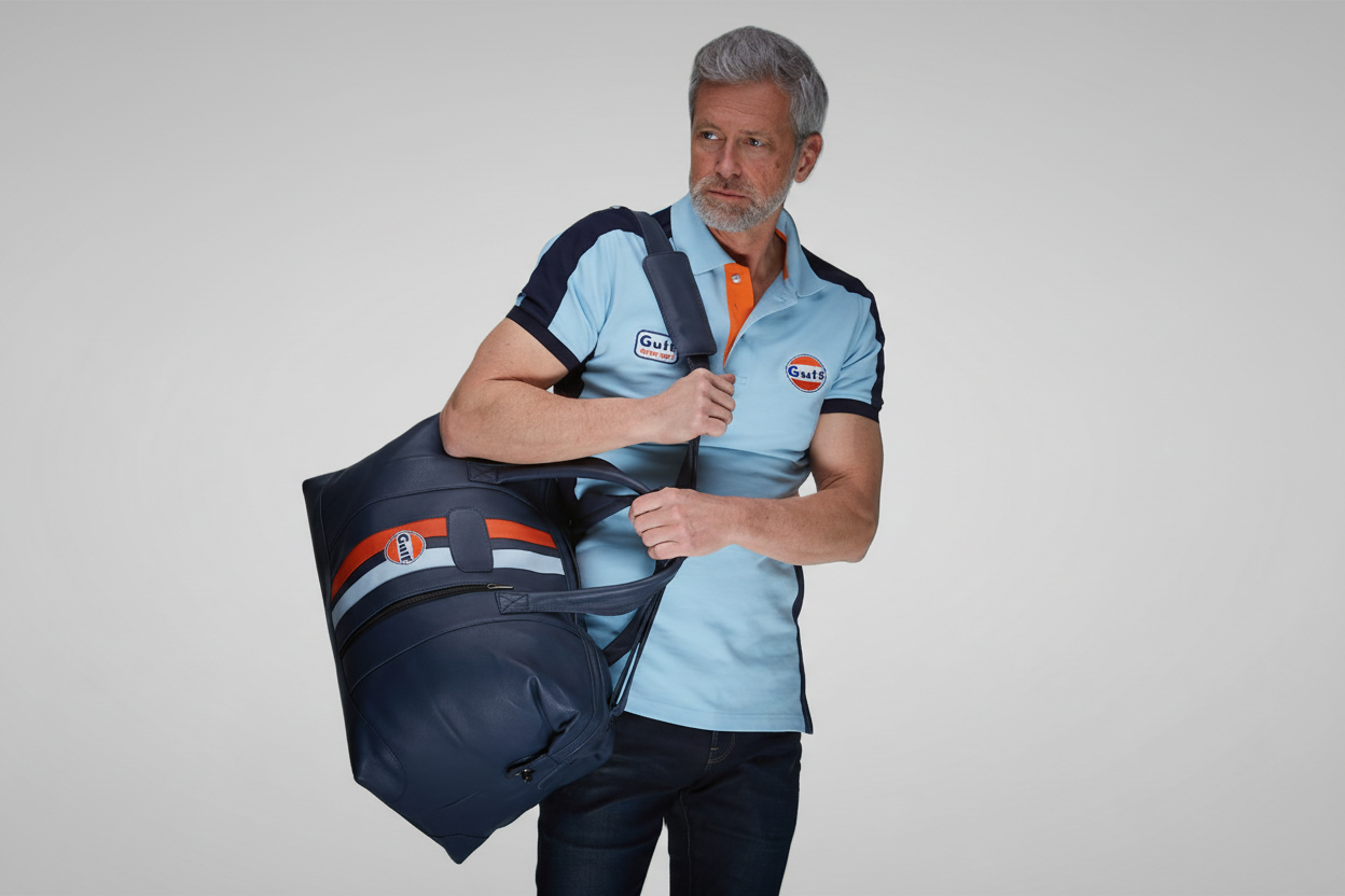 Gulf Leather Travelbag Navy Large – Stor og rummelig rejsetaske i navyblåt læder med ikoniske Gulf-detaljer. Ideel til længere ture med både stil og funktionalitet.