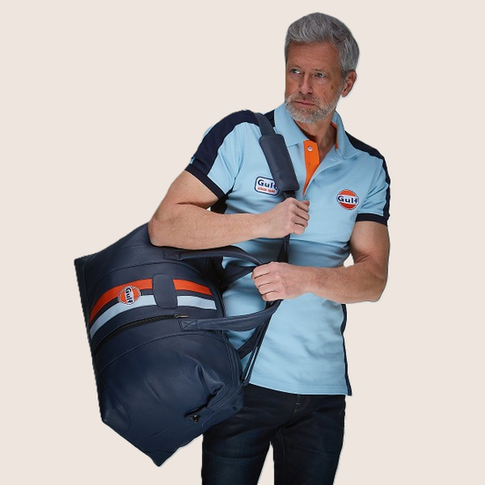 Gulf Leather Travelbag Navy Large – Stor og rummelig rejsetaske i navyblåt læder med ikoniske Gulf-detaljer. Ideel til længere ture med både stil og funktionalitet.