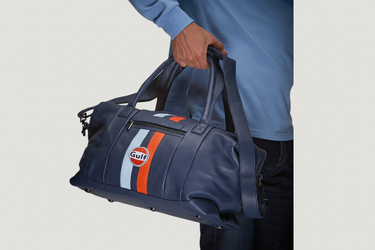 Gulf Leather Travelbag Navy Medium – Elegant og holdbar rejsetaske i navyblåt læder med klassiske Gulf-detaljer. Perfekt størrelse til weekendture og stilfuld rejsekomfort.