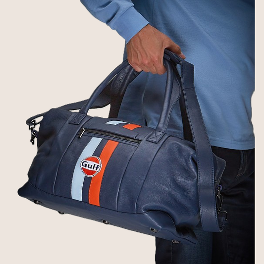 Gulf Leather Travelbag Navy Medium – Elegant og holdbar rejsetaske i navyblåt læder med klassiske Gulf-detaljer. Perfekt størrelse til weekendture og stilfuld rejsekomfort.