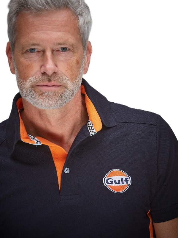 Gulf Side Stripe Polo Navy – Sporty polo i navyblå med ikoniske Gulf-racingstriber langs siden. Komfortabelt bomuldsdesign, perfekt til motorsportsfans og hverdagsbrug.