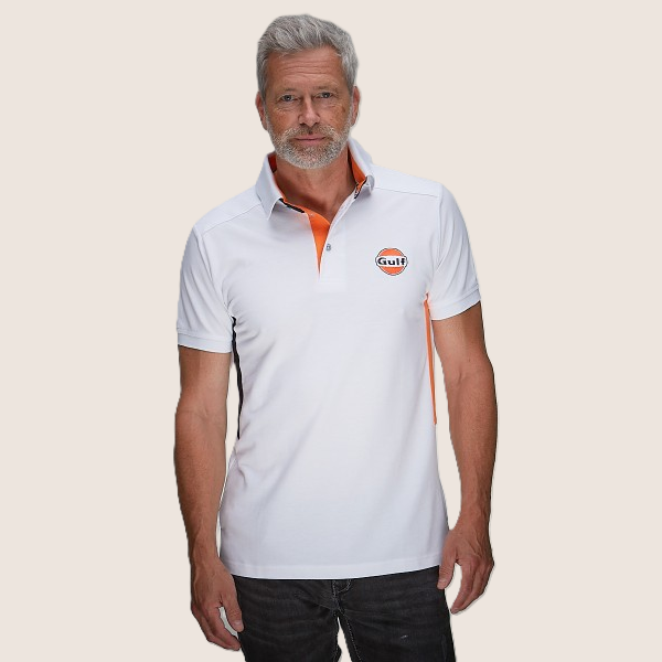 Gulf Side Stripe Polo Hvid – Stilfuld polo i hvid med klassiske Gulf-racingstriber i siden, fremstillet i blødt bomuld for et sporty og tidløst look.